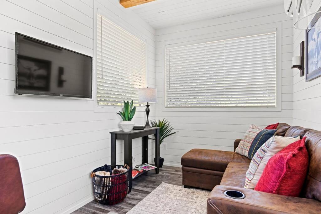 New! The Texas Longhorn-Luxury Container Home Fredericksburg Exterior photo