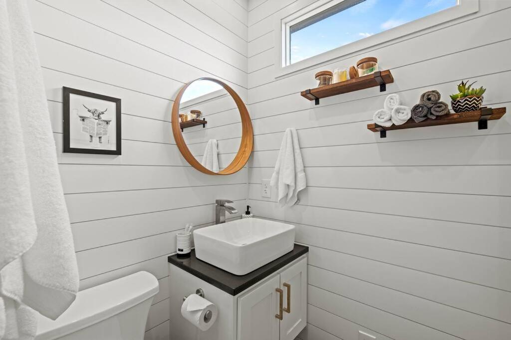 New! The Texas Longhorn-Luxury Container Home Fredericksburg Exterior photo