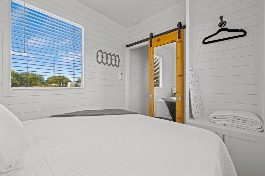 New! The Texas Longhorn-Luxury Container Home Fredericksburg Exterior photo